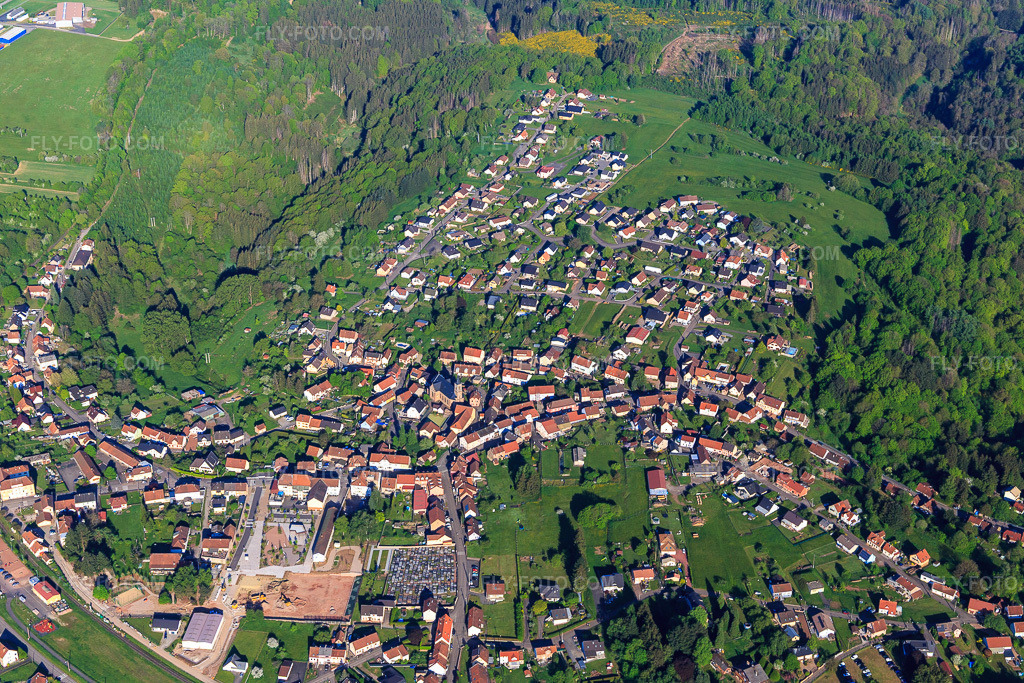 Aerial view: Overview of locations in the Northern Vosges Mountains in the morning, viewed from the southeast. in Lemberg in the state Moselle, France. – Photo: IMG_146059.jpg taken on 05/01/2025 by Werner Riehm/FLY-FOTO.com – Resolution of the original: 5472 x 3648 px