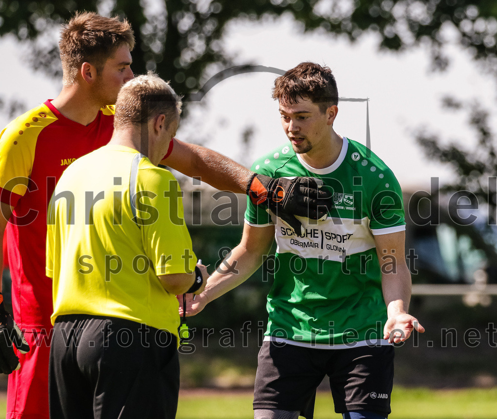 2023-08-20_096_SV_Hohenlinden_gegen_SV_Buch | Hohenlinden, Deutschland, 20.08.2023:
Fußball, A-Klasse 2023 / 2024, 1. Spieltag, SV Hohenlinden gegen SV Bruck, Endergebnis: 5:1

Torwart Simon Heiler (SV Bruck, #1), Schiedsrichter Uwe Ketzer, Christian Weigl (SV Bruck, #2)

Foto: Christian Riedel / fotografie-riedel.net