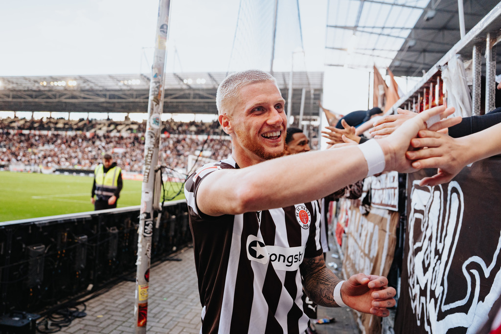FCS05704 | Der offizielle Shop für FC St. Pauli Fotos. Wähle aus Spielszenen & Fanmomenten dein FCSP Wunschformat. Wir liefern Millerntor-Atmosphäre.