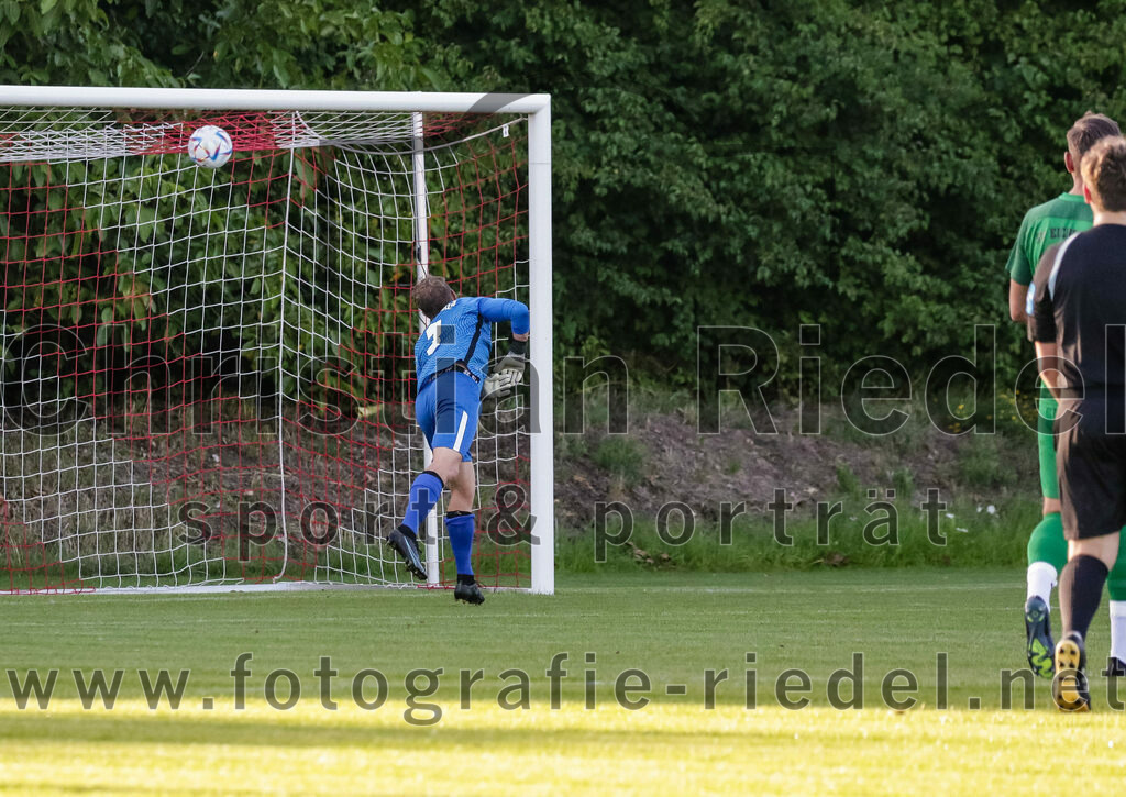 2023-08-11_066_FC_Finsing_gegen_SV_Eichenried | Finsing, Deutschland, 11.08.2023:
Fußball, Kreisliga 2023 / 2024, 4. Spieltag, FC Finsing gegen SV Eichenried, Endergebnis: 3:0

Tor zum 1:0
Torwart Maximilian Hofmeister (SV Eichenried, #1)

Foto: Christian Riedel / fotografie-riedel.net