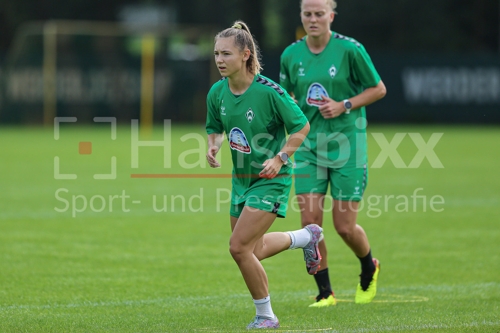 Fussball, Google Pixel Frauen-Bundesliga, Training SV Werder Bremen | v.li.: Michelle Weiß (SV Werder Bremen, 8) bei einer Trainingsübung