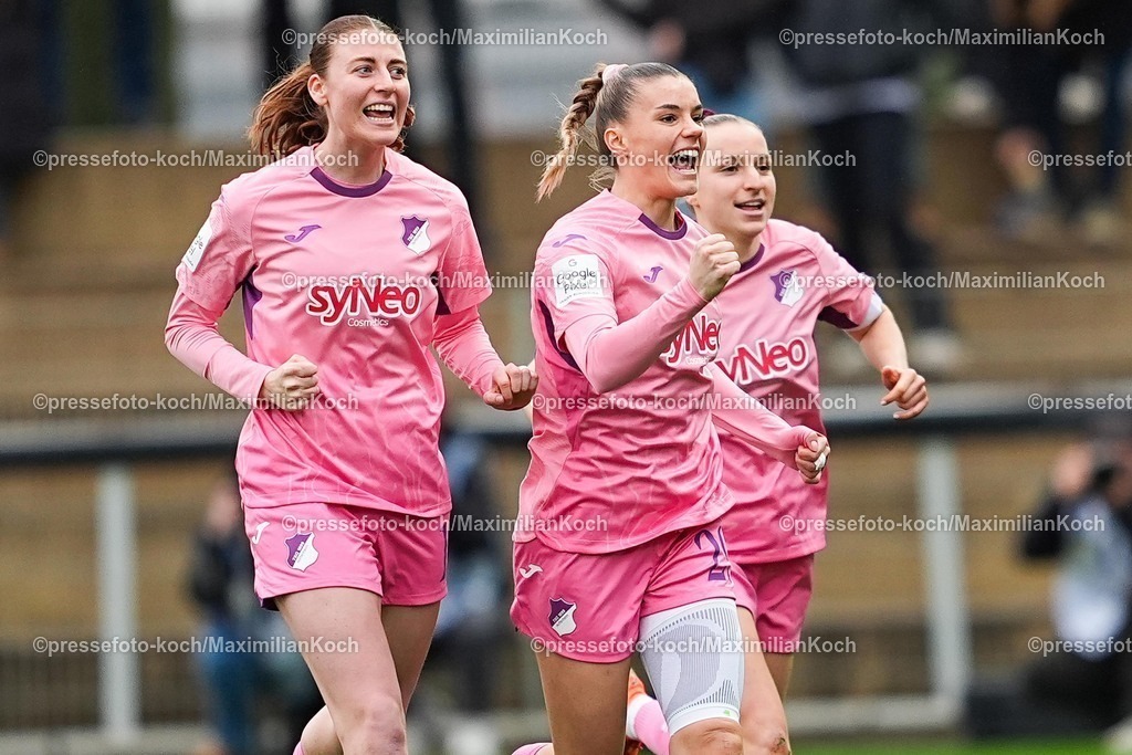 xYDRx22022601005a | 22.02.2026, xydrx, Frauen Fußball, 1.Fußball Bundesliga, Bayer 04 Leverkusen - TSG 1899 Hoffenheim, Saison 2025 2026, Ulrich-Haberland-Stadion: Torjubel nach dem Tor zum 1:0 für die TSG 1899 Hoffenheim durch Torschütze Selina Cerci (TSG 1899 Hoffenheim #29) zusammen mit Jill Vanessa Diehm (TSG 1899 Hoffenheim #6) und Lisa Doorn (TSG 1899 Hoffenheim #14)  DFB regulations prohibit any use of photographs as image sequences and or quasi-video.Photo: xYannisxDreimannxPressefotoKochx