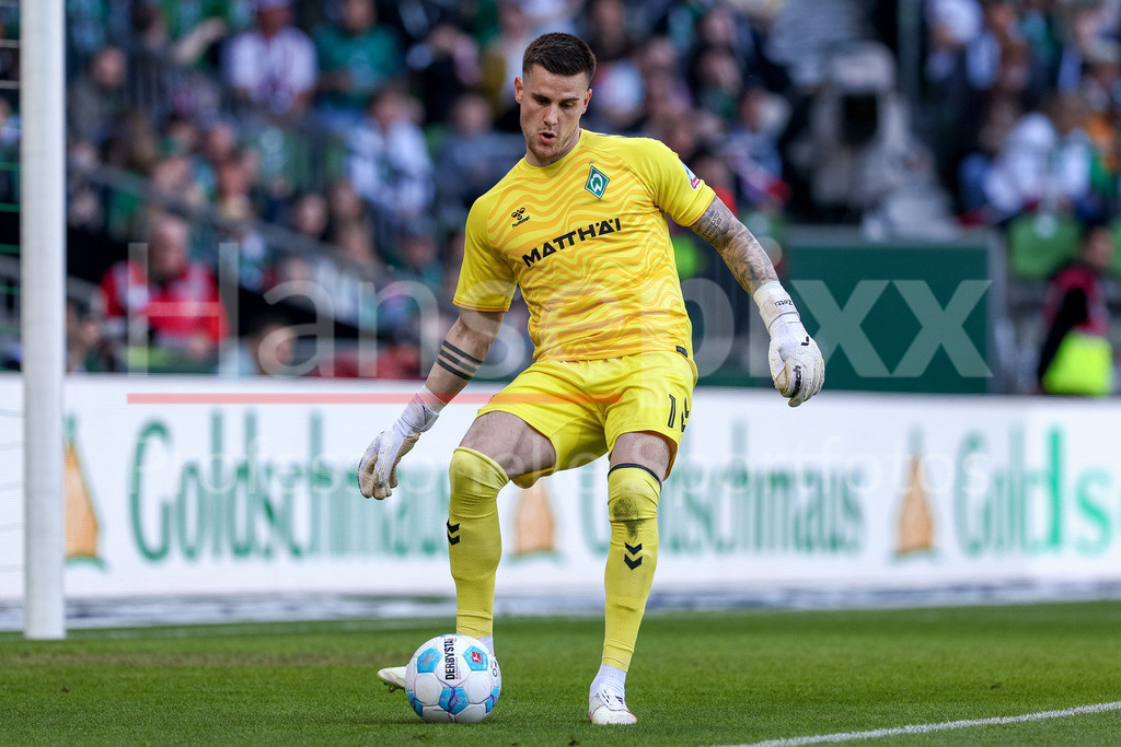 Fussball, Bundesliga, SV Werder Bremen - FC St. Pauli | Michael Zetterer (Torhüter, Torwart, SV Werder Bremen, 1) am Ball, Freisteller, Einzelbild, Ganzkörper, Aktion, Action, Spielszene, DIE DFL-RICHTLINIEN UNTERSAGEN JEGLICHE NUTZUNG VON FOTOS ALS SEQUENZBILDER UND/ODER VIDEOÄHNLICHE FOTOSTRECKEN. DFL REGULATIONS PROHIBIT ANY USE OF PHOTOGRAPHS AS IMAGE SEQUENCES AND/OR QUASI-VIDEO.