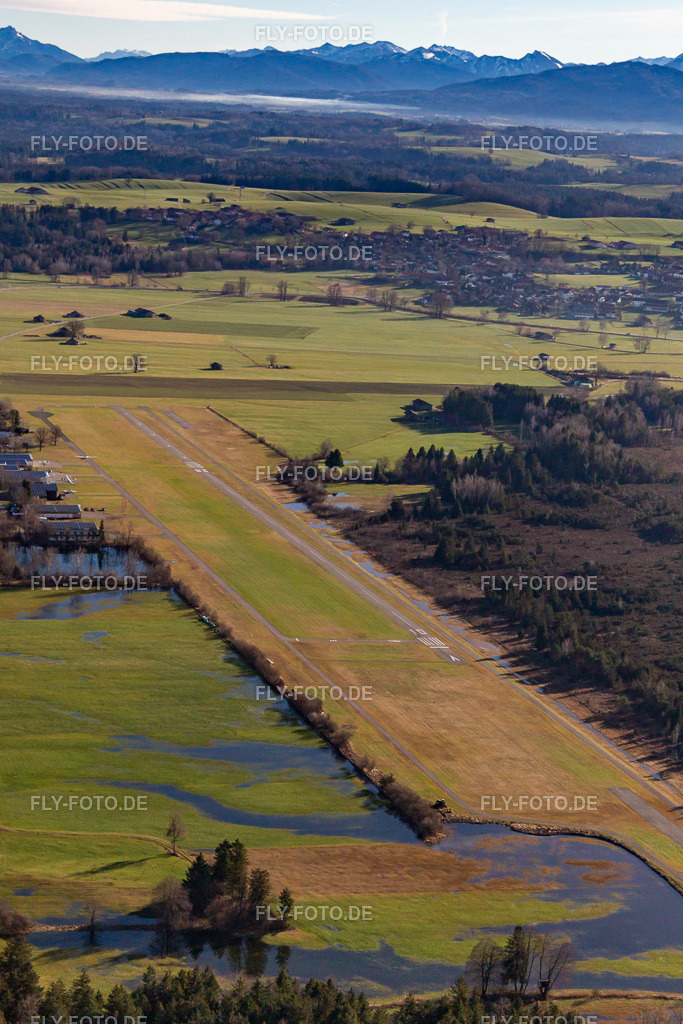 Segelflugplatz Königsdorf | Luftbild: Segelflugplatz Königsdorf im Ortsteil Wiesen in Königsdorf im Bundesland Bayern in Deutschland. Foto: IMG_139443.jpg vom 27.12.2023 durch ©2025 Werner Riehm fly-foto.de/copyright - Realisiert mit Pictrs.com