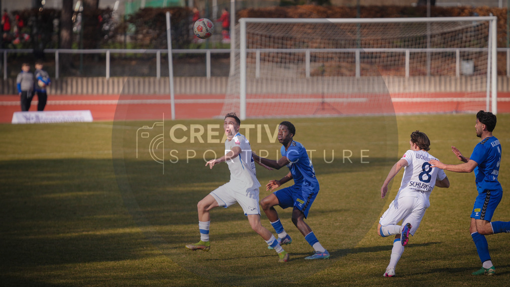 Fußball, Herren, Saison 2025/2026, Regionalliga Nordost, 25. Spieltag, F.C. Hertha 03 Zehlendorf vs. FSV 63 Luckenwalde, Sonntag 08.03.2026, Ernst-Reuter-Sportfeld | Fußball, Herren, Saison 2025/2026, Regionalliga Nordost, 25. Spieltag, F.C. Hertha 03 Zehlendorf vs. FSV 63 Luckenwalde, Sonntag 08.03.2026, Ernst-Reuter-Sportfeld, Im Bild: Simon Gollnack (l. Luckenwalde) und Nanitonda Mayivanga Quiala (r. Zehlendorf) - Realisiert mit Pictrs.com
