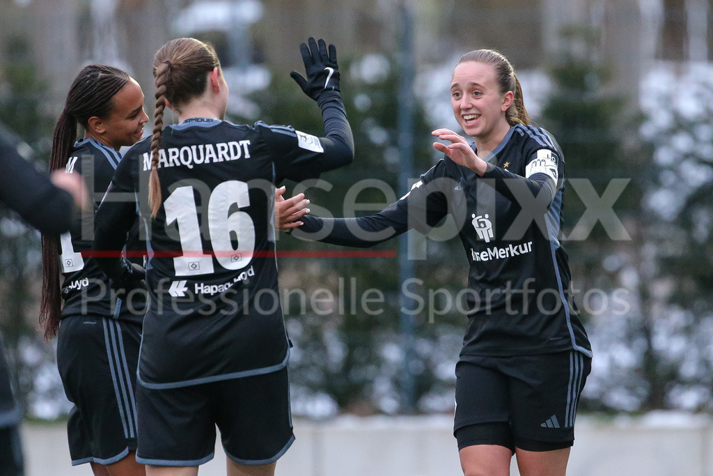Fussball, Testspiel Frauen, Hamburger SV - Holstein Kiel | v.li.: Lisa Baum (Hamburger SV, 11), Dana Marquardt (Hamburger SV, 16) und Torschützin Victoria Schulz (Hamburger SV, 19) mit Torjubel, Jubel, jubeln, jubelt, optimistisch, Spielszene, Highlight, Freude über das Tor zum 9:1