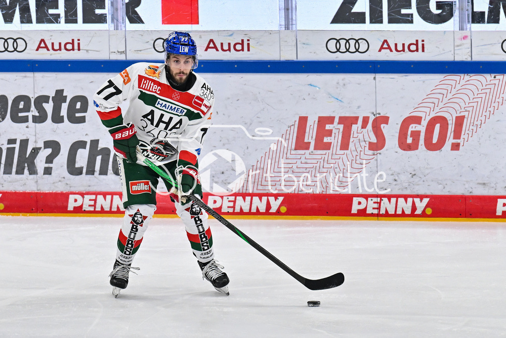 ERC Ingolstadt - Augsburger Panther  | am Puck Luca TOSTO (Augsburger Panther #77) / Freisteller / Einzelfoto / DEL: ERC Ingolsdtadt - Augsburger Panther, Saturn Arena am 10.01.2025