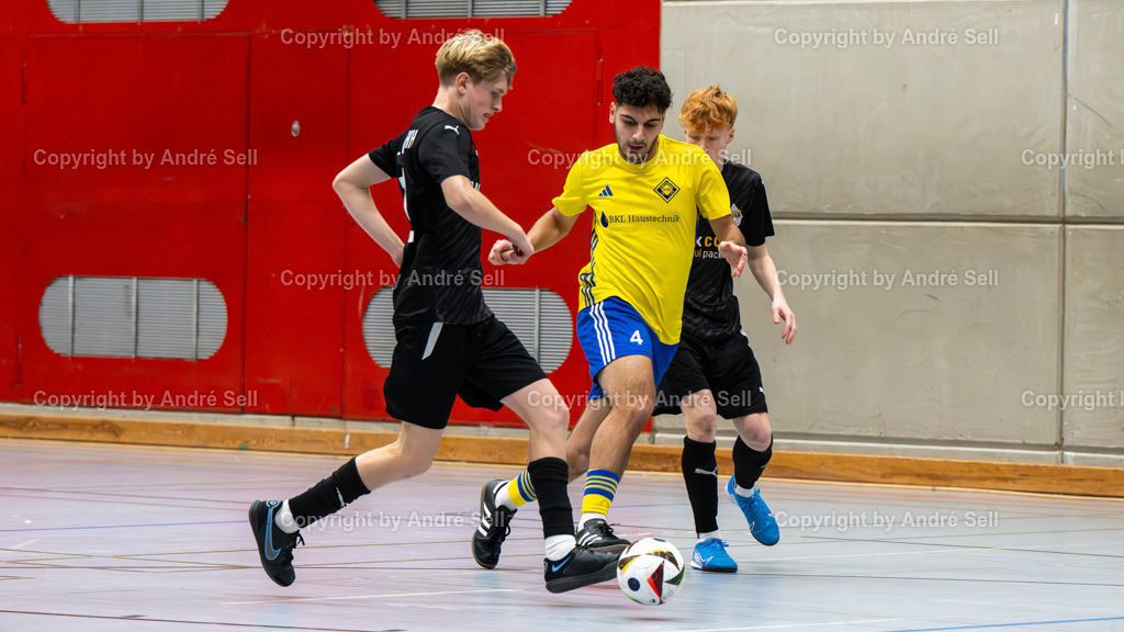 20250118_7010 | 21. A-Jugend-Turnier des VfR Neumünster um den KulturLokschuppen-Pokal 2025, VF 4 - JFV A/O/B/H/H U19 (schwarz) vs. Osterrönfelder TSV (gelb), Tjade Motzkus (Ahlerstedt #11) &amp; Lenn Pauly (Ahlerstedt #8) / Garik Gabrielyan (OTSV #4) - Realisiert mit Pictrs.com