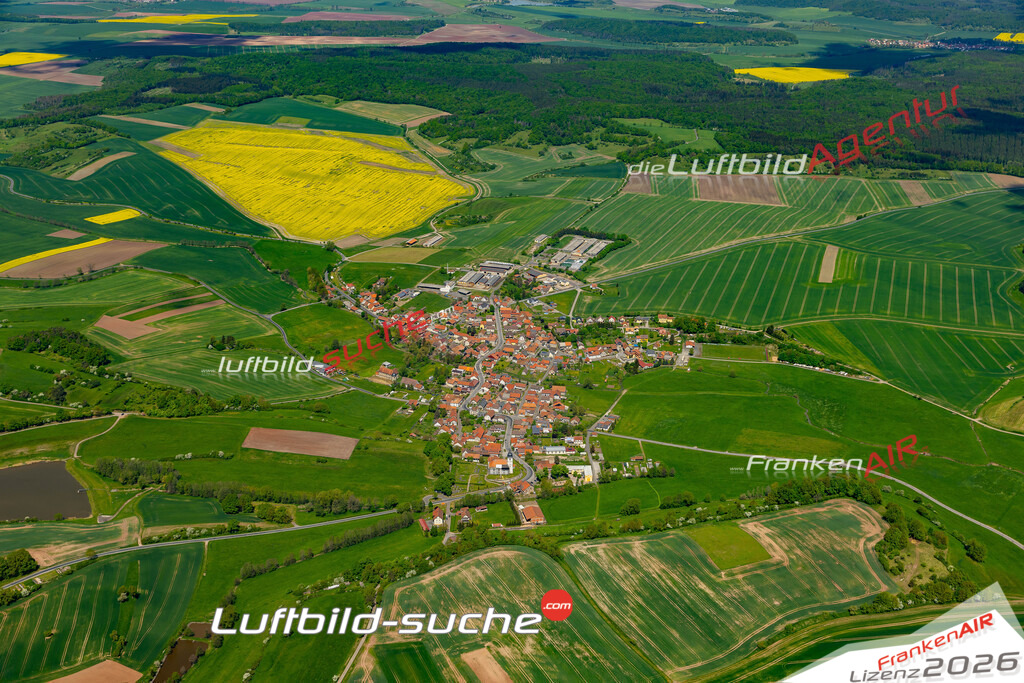 Die Luftaufnahme Hellingen - Heldburg wurde 2022 vom Flugzeug aus (keine Drohne) erstellt. Hohe Auflösung -für große Poster und Wandbilder geeignet - Garantiert!