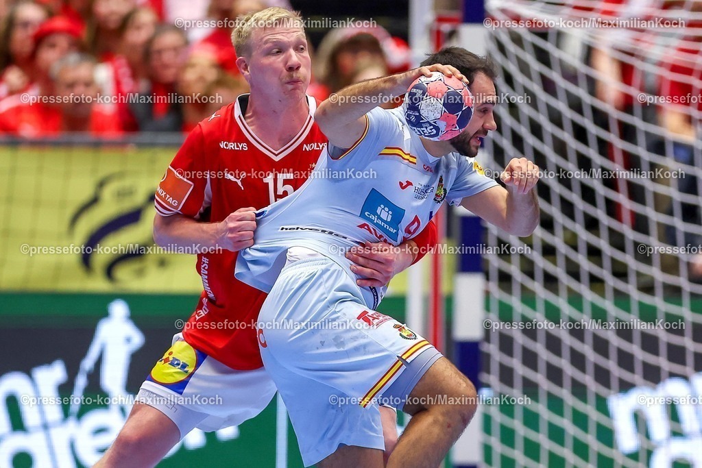 EHF24012602059 | 24.01.2026, Handball, Men's EHF EURO 2026, Dänemark -Spanien, Jyske Bank Boxen in Herning, Dänemark, Main Round:  Magnus Saugstrup Jensen (Denmark #15) im Zweikampf gegen   Ian Tarrafeta Serrano (Espania #09) 