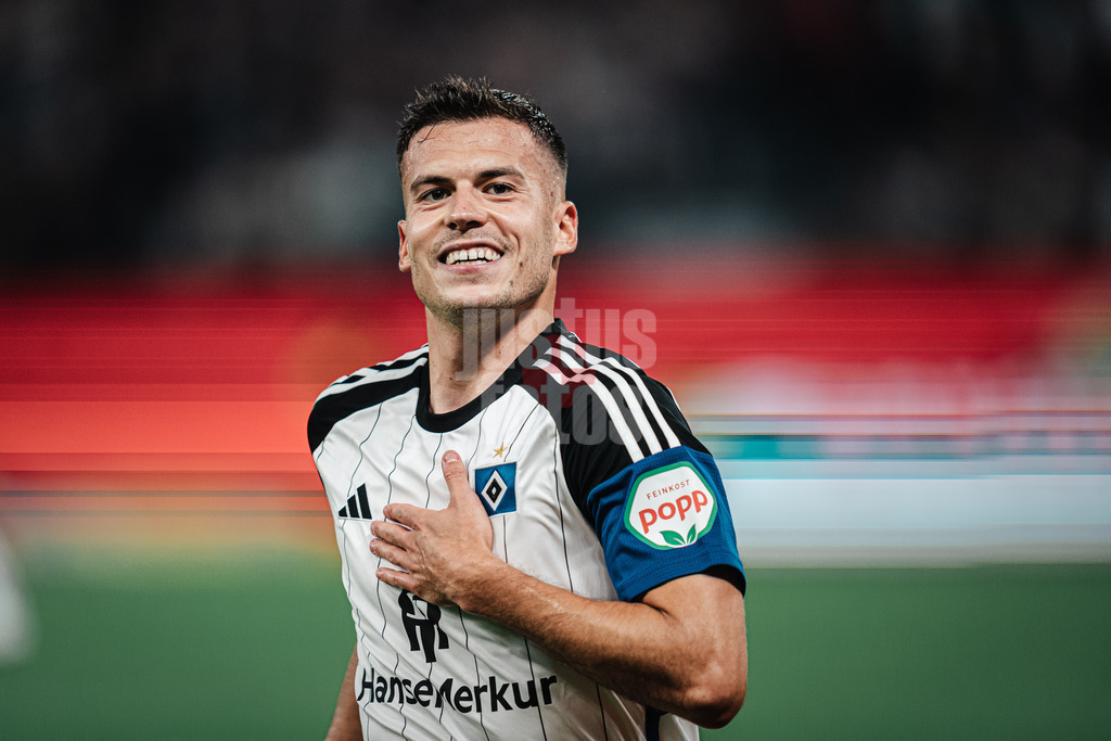 Fußball | Männer | Saison 2023/2024 | 2. Fußball-Bundesliga | 1. Spieltag | Hamburger SV vs. FC Schalke 04 | 28.07.2023 | Laszlo Benes (#8, HSV) jubelt über sein Tor zum 3:2