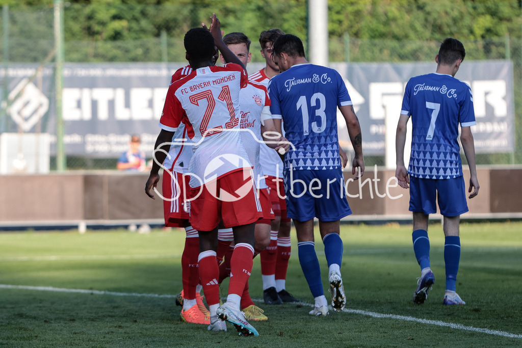 FC Pinzgau Saalfelden - FC Bayern Amateure | Erneut jubeln die Amateure - diesmal nach dem Treffer zum 0-3 durch Desire SEGBE (FCB #27)