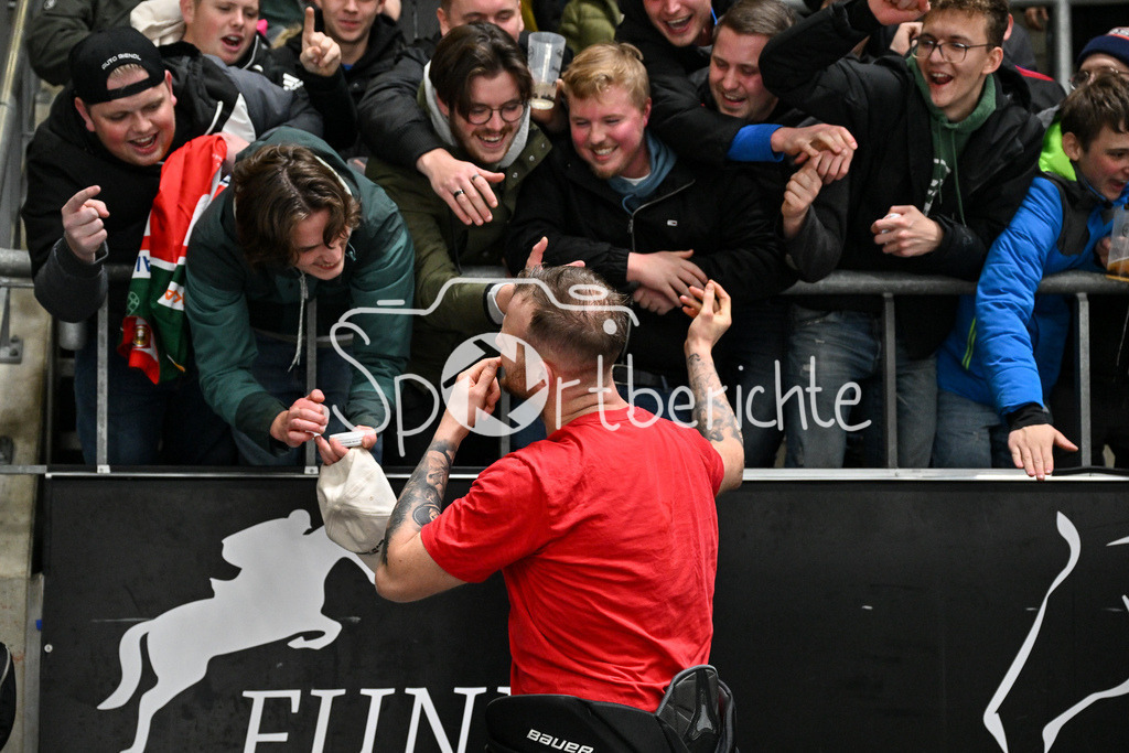 Augsburger Panther - Düsseldorfer EG | Die Panther feiern mit den Fans den Heimsieg gegen Duesseldorf / Jubel / Sieg / Freude / Happy / DEL: Augsburger Panther - Düsseldorfer EG, Curt Frenzel Stadion am 13.12.2024 / Maximilian RENNER (Augsburger Panther #58)