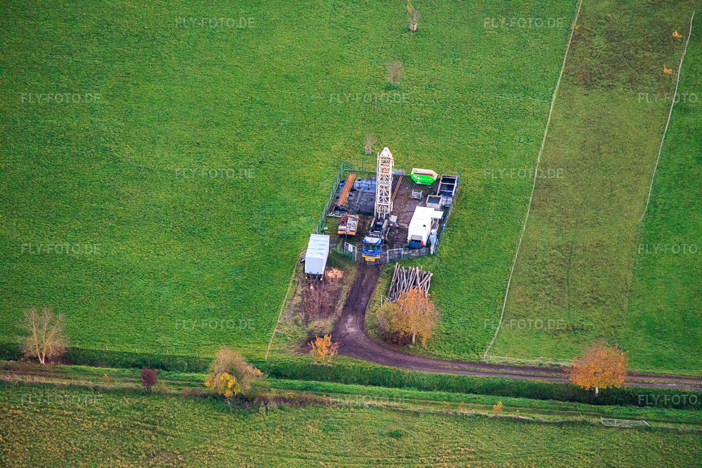 Luftbild: Erdölförderanlage im Ortsteil Queichheim in Landau im Bundesland Rheinland-Pfalz in Deutschland. Foto: IMG_150981.jpg vom 05.11.2025 durch Werner Riehm/FLY-FOTO.de