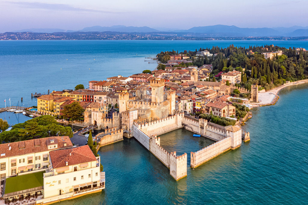 Die Scaligerburg in Sirmione am Gardasee | Luftbilder, Drohnenbilder, Oberfranken, Bayern, Kronach, Lichtenfels, Kulmbach, Thüringen, Frankenwald, Thüringerwald - Realisiert mit Pictrs.com