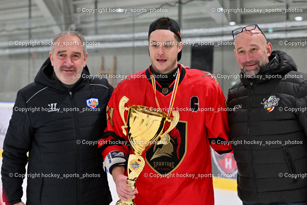 Lendhafen Seelöwen vs. Spartans Althofen | Siegerehrung, #81 Jakobitsch Silvio Spartans Althofen, Vizepräsident KEHV Herbert Hohenberger, Meister Pokal, Lendhafen Seelöwen vs. Spartans Althofen, Lendhafen Seelöwen vs. Spartans Althofen am 14.02.2025 in Ferlach (HTC Eishalle Ferlach), Austria, (Photo by Bernd Stefan)
