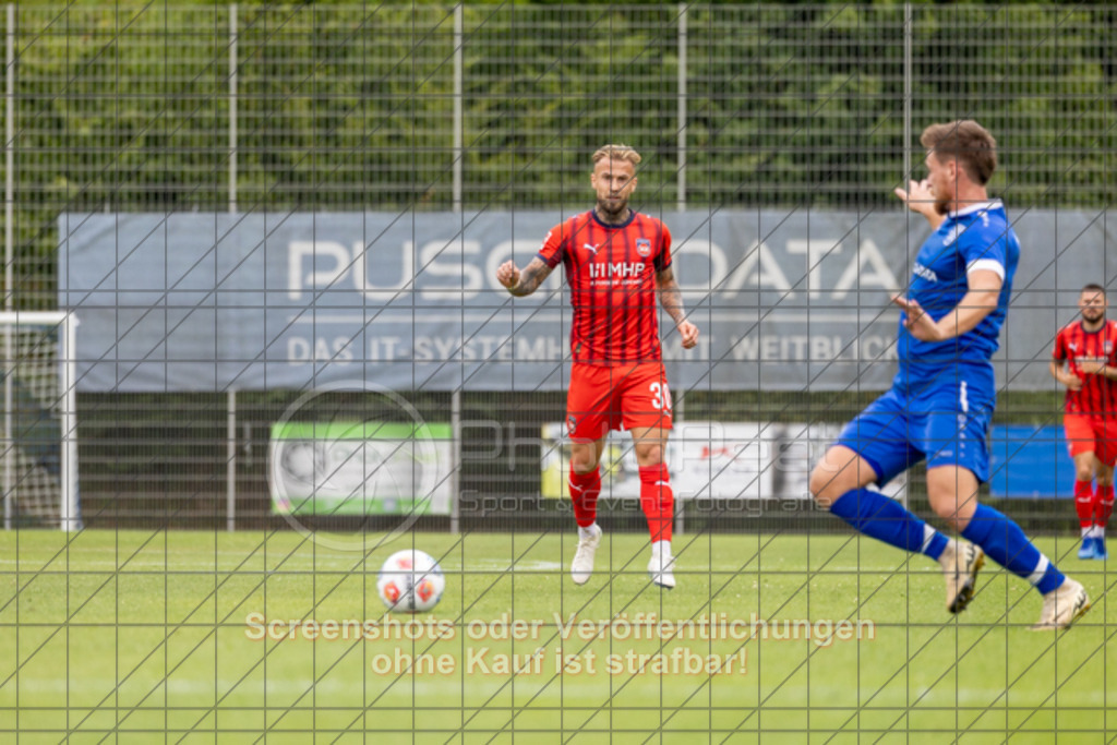 20250706_155845_1176 | #,TSG Salach (blau) vs. 1.FC Heidenheim (rot), Fußball, Freundschaftsspiel - WfV, Saison 2025/2026, Rasensportplatz, Staufenecker Str. 41, 73084 Salach, 06.07.2025 - 15:30 Uhr,Foto: PhotoPeet-Sportfotografie/Peter Harich