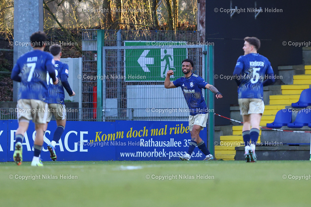 NH_FCEintrachtNorderstedt_1FCPhoenikLuebeck_RegionalligaNord_01042026 | #24 Benjamin Luis (1. FC Phönix Lübeck) bejubelt mit seinen Teamkollegen seinen Treffer  zum 0:1.Fußball I Herren I Regionalliga Nord I Saison 2025-2026 I 20. Spieltag I FC Eintracht Norderstedt - 1. FC Phönix Lübeck I 01.04.2026 I Edmund-Plambeck-Stadion
