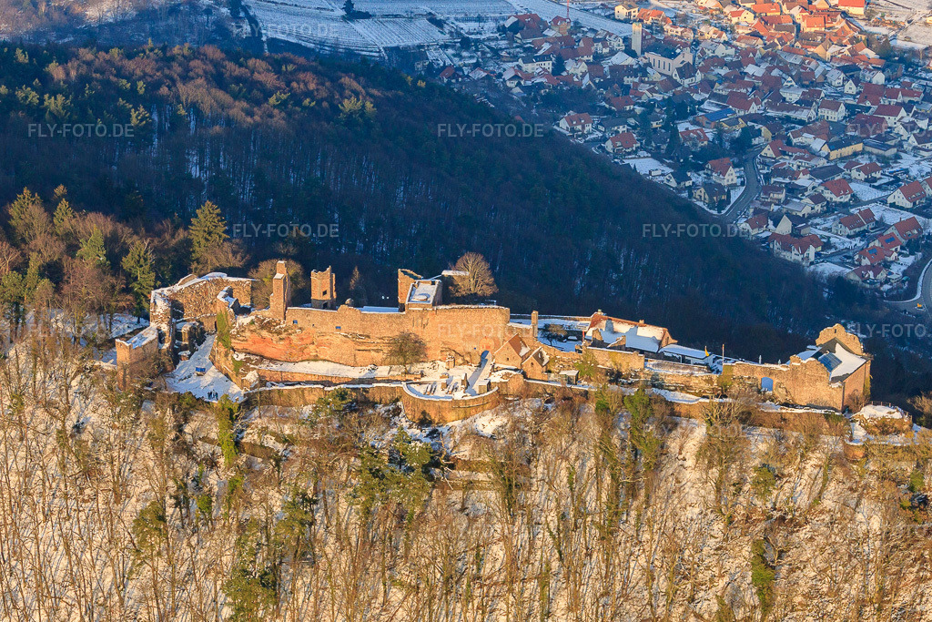 Luftbild: Burgruine Madenburg im Winter bei Schnee in Eschbach im Bundesland Rheinland-Pfalz in Deutschland. Foto: IMG_24489.jpg vom 16.02.2010 durch Werner Riehm/FLY-FOTO.de