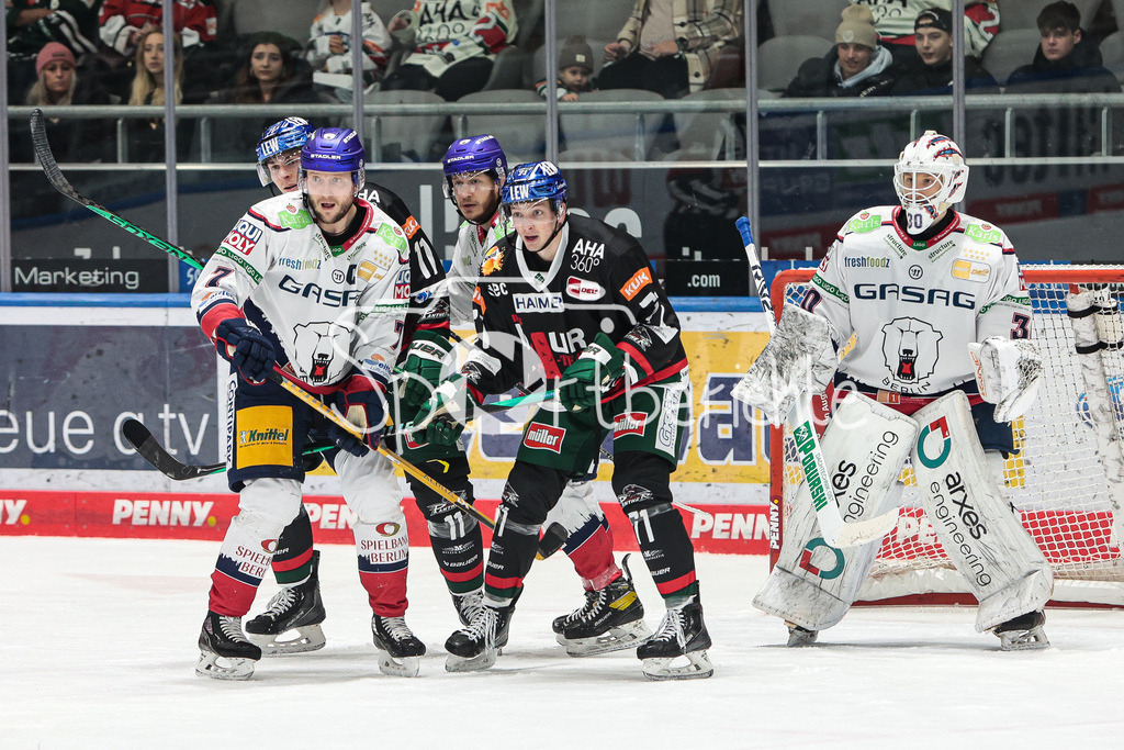 Augsburger Panther - Eisbaeren Berlin | Frank HOERDLER (EBB #7) kann sich gegen Adam PAYERL (AEV #11) und Marcel BARINKA (AEV #71) behaupten / Juho MARKKANEN (ebb #30)