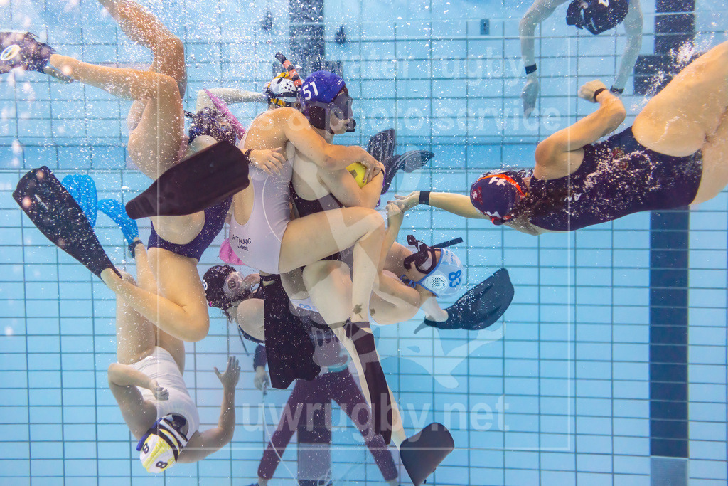 Deutsche Damen-Meisterschaft im Unterwasser-Rugby 2023 - Bild 03 | Unterwasseraufnahme des Spieles DUC Hamburg (blau) vs. SG Bayerische Damen (weiß) - Realisiert mit Pictrs.com