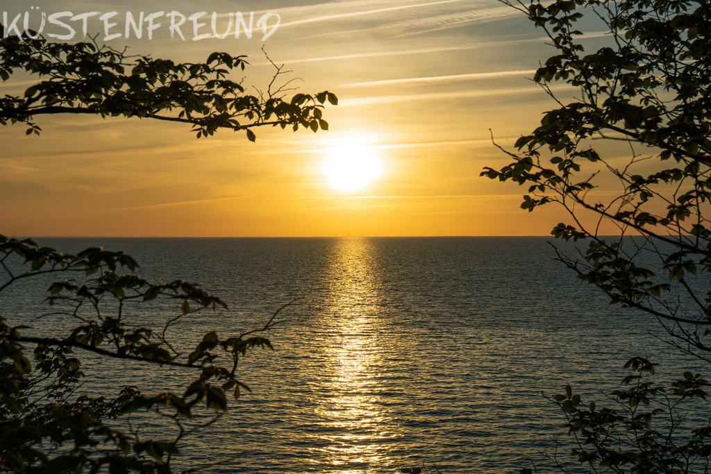 Sonnenuntergang am Meer II // Fotoserie Sunset & Splash | Entdecke deine Lieblingslandschaft von der Küste – auf Ostsee Leinwand, Nordsee Leinwand, Alu Dibond oder Acrylglas, passend für jeden Geschmack und Raum.
