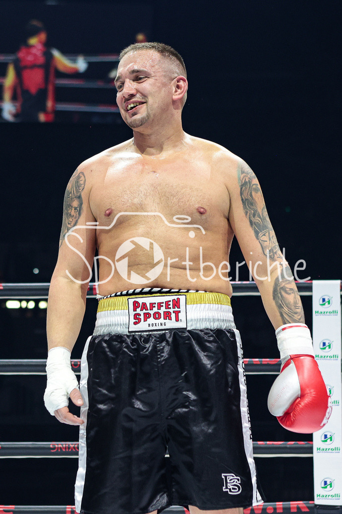 Profi - Box - Gala / Main Event | Vaclav TOJACEK (schwarze Hose) in seinem Kampf gegen James KRAFT (rote Hose)