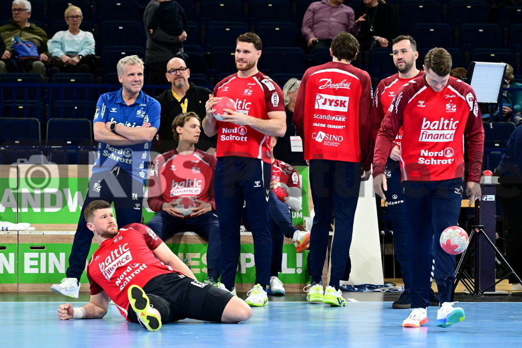 KBS Picture_HSVH-SGFl-Handewitt_005 | Golla Johannes (SG Fl.-Handewitt) und sein Team beim warmmachen ,Sportarena :  Barclays Arena Hamburg, - Realisiert mit Pictrs.com