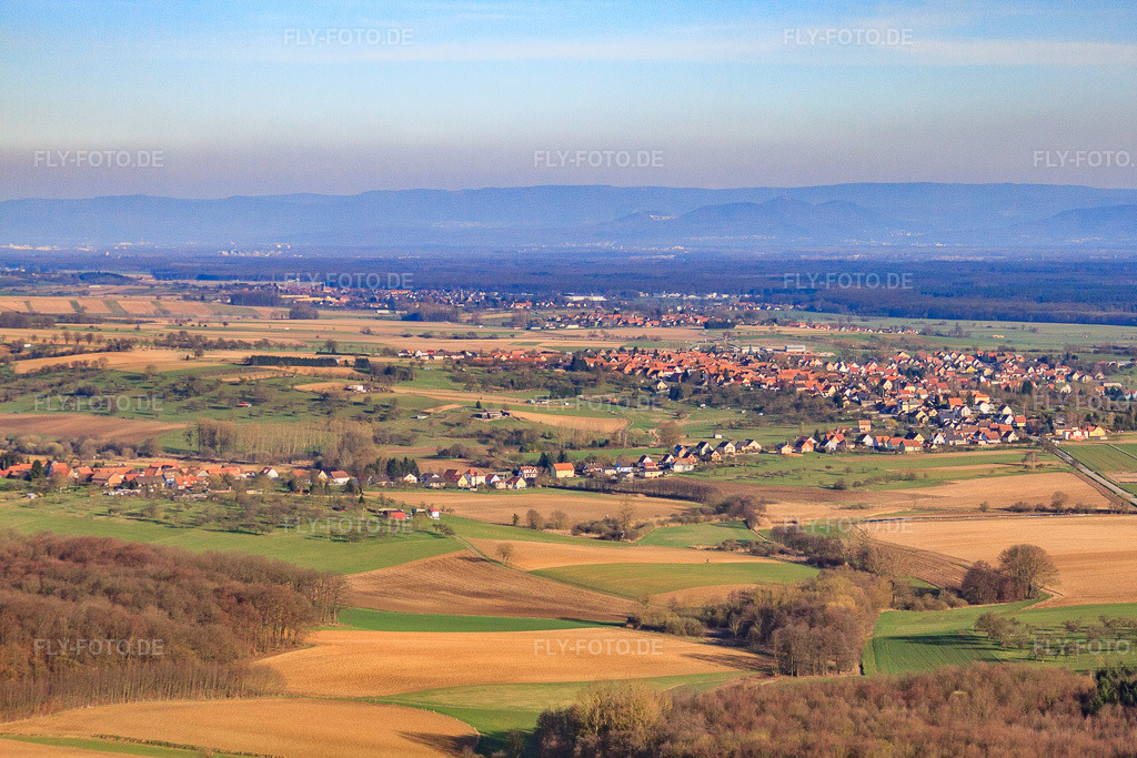 Luftbild: Ortsansicht von Westen in Merkwiller-Pechelbronn im Bundesland Bas-Rhin in Frankreich.Foto: IMG_38725.jpg vom 20.03.2011 durch Werner Riehm/FLY-FOTO.deAuflösung des Originals: 4752 x 3168 px