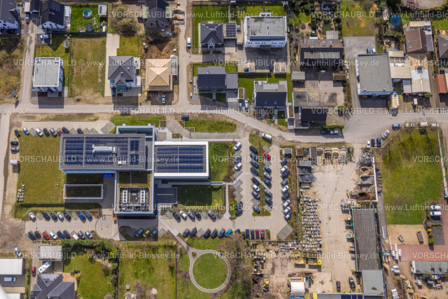 Voerde240309778 | Luftbild, Neubau VORUM - Verwaltung Volksbank Rhein Lippe Gebäude mit Solardach, Raiffeisenstraße, Friedrichsfeld, Voerde, Nordrhein-Westfalen, Deutschland