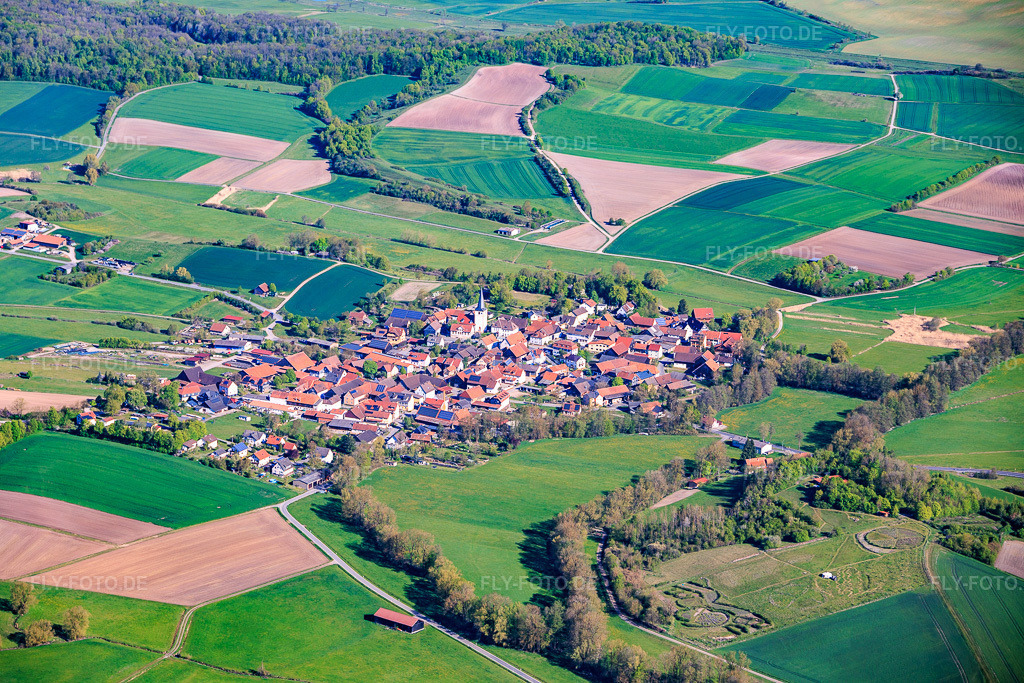 Luftbild: Ortsansicht von Südosten im Ortsteil Roßfeld in Bad Rodach im Bundesland Bayern in Deutschland.Foto: IMG_155719.jpg vom 02.05.2026 durch Werner Riehm/FLY-FOTO.deAuflösung des Originals: 6000 x 4000 px