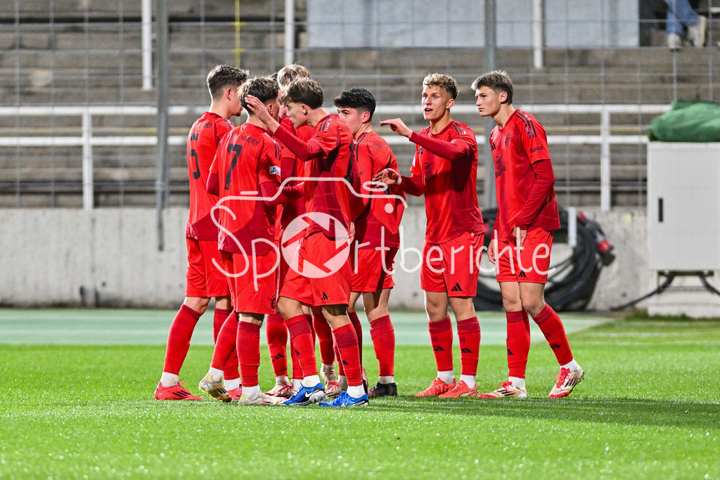 FC Bayern Amateure - SpVgg Hankofen-Hailing | Jubel nach dem Treffer zum 1-0 durch Samuel UNSOELD (FC Bayern München II #9) / Tor / Torschuetze / Freude / Happy / Regionalliga Bayern: FC Bayern Muenchen II - SpVgg Hankofen-Hailing, Gruenwalder Stadion am 28.03.2025