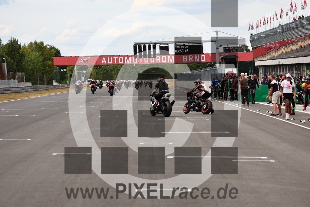 startendurance-20250830_07330 | Schöne Erinnerungen an spannende Momente - das festzuhalten ist unser Job. PIXELrace.de ist seit 2003 auf den Rennstrecken Europas unterwegs um die Action draußen beim Fahren und die wunderbare Stimmung imm Fahrerlager für euch einzufangen.