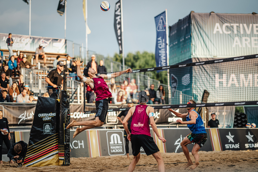 Beachvolleyball | Männer | Queen and King of the Court | Hamburg | 31.05.2024 | Tilo Rietschel beim Angriff