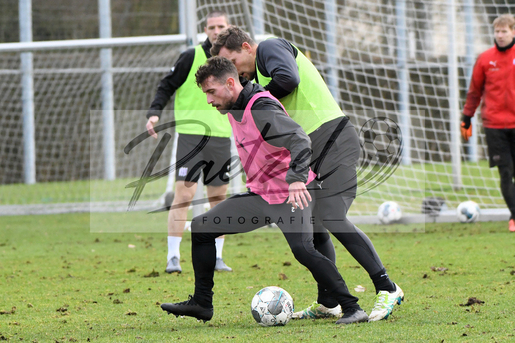 20200130_TRAOSN_0027 | Fußball, Herren: Manuel Farrona Pulido (VfL Osnabrueck) und Ulrich Taffertshofer (VfL Osnabrueck) im Zweikampf waehrend der Trainingseinheit des VfL Osnabrueck im Sportpark Illoshoehe am 30.01.2020 in Osnabrueck, Deutschland. - Realisiert mit Pictrs.com