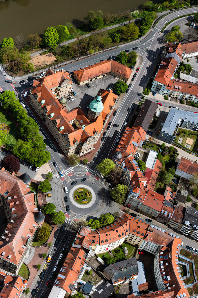 dr__0095734.jpg | BAMBERG 28.04.2022 Platz- Ensemble Wilhelmsplatz im Innenstadt- Zentrum in Bamberg im Bundesland Bayern, Deutschland. // Ensemble space an place Wilhelmsplatz in the inner city center in Bamberg in the state Bavaria, Germany. Foto: Daniel Reiter