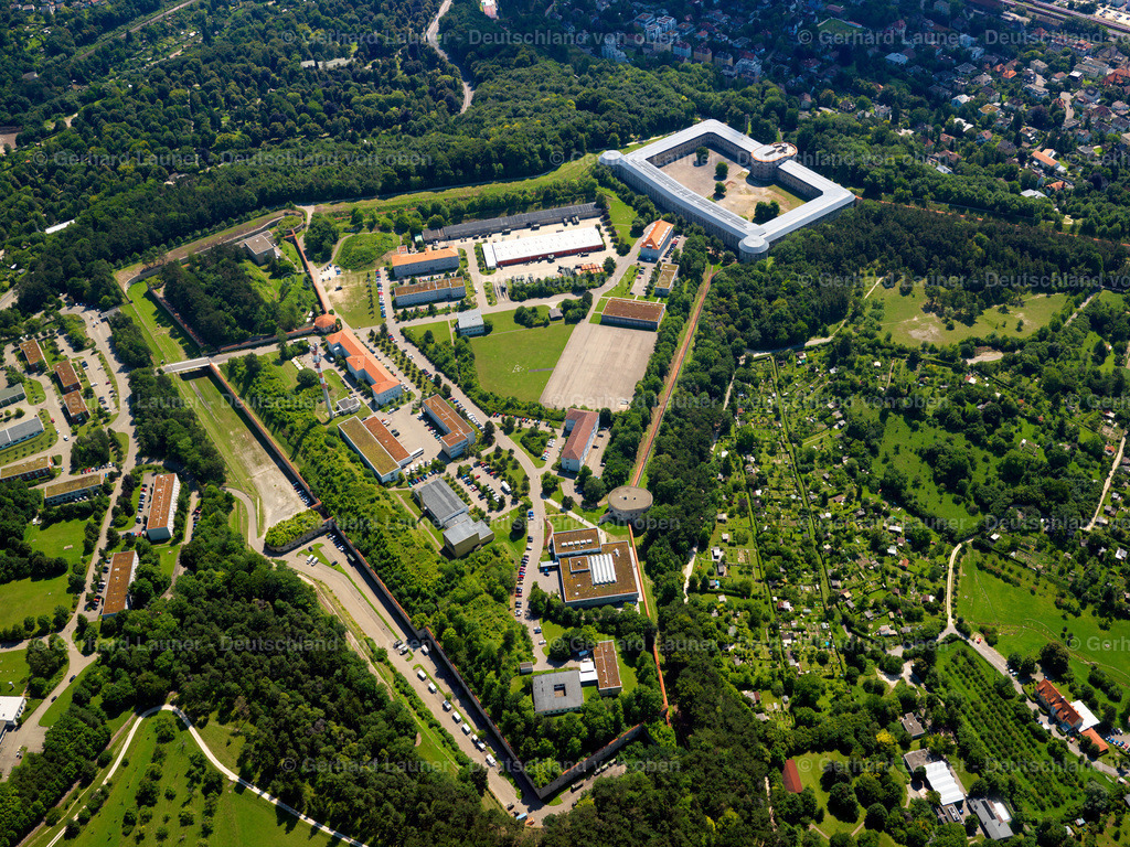 2858891 | Die Bundesfestung Ulm  und Neu-Ulm war eine von fünf deutschen Bundesfestungen, die durch den Deutschen Bund finanziert- und, wie auch zahlreiche Landesfestungen, im 19. Jahrhundert aus- oder neu gebau wurden.