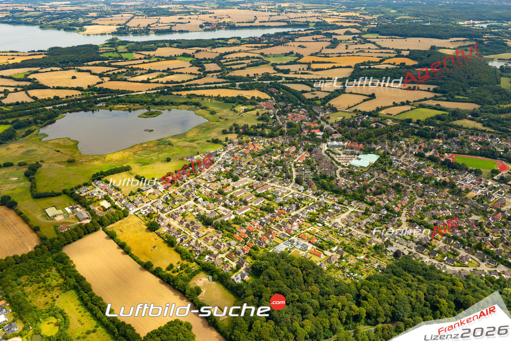 Das Luftbild der Stadt Ratekau wurde 2022 vom Flugzeug heraus erstellt (keine Drohnen-Aufnahmen) Aufnahmehöhe ca.450 Meter- hohe Bildauflösung und Druck-Qualität. Garantiert!