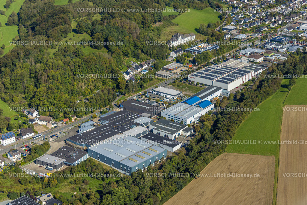 Lennestadt230909592Elspe | Luftbild, Gewerbegebiet Bielefelder Straße an der Lenne, St. Franziskus Seniorenhaus und das verfallene ehemalige Altenheim, Trockenbrück, Lennestadt, Sauerland, Nordrhein-Westfalen, Deutschland