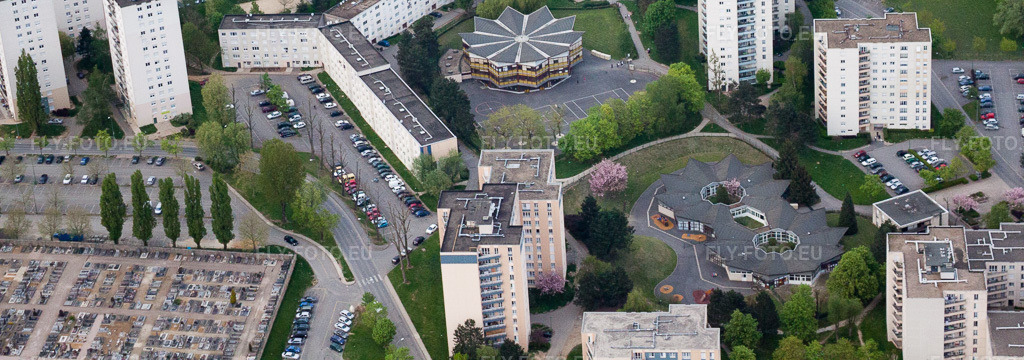 Vue aérienne: Vue de la ville à La Francheville dans le département Ardennes, France. Photo: IMG_39869.jpg prise le 16/04/2011 par Werner Riehm/FLY-FOTO.eu – Résolution de l'original: 4752 x 1673 px