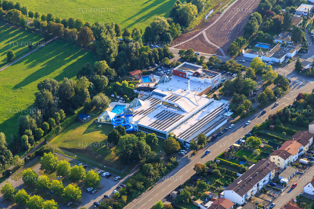 Luftbild: Freizeitbad LA OLA im Ortsteil Queichheim in Landau im Bundesland Rheinland-Pfalz in Deutschland. Foto: IMG_103225.jpg vom 03.09.2017 durch Werner Riehm/FLY-FOTO.de