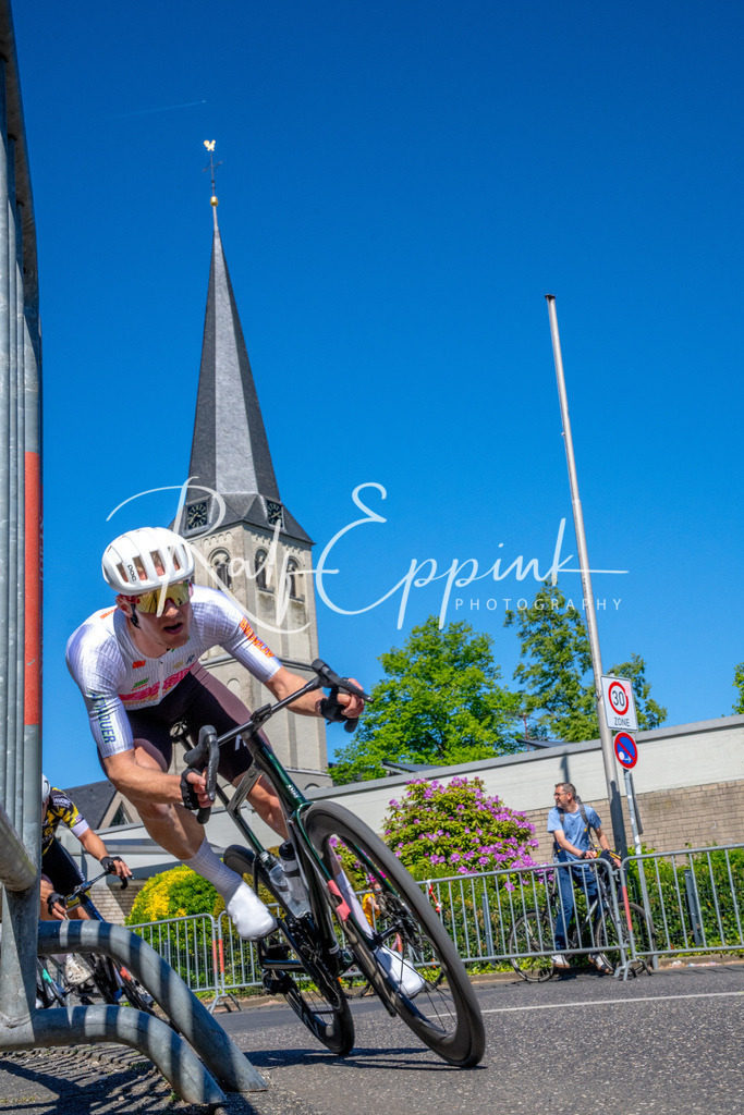 Spurt in den Mai 2026 - Großer Preis der Sparkasse Neuss | Annual one-day road cycling race "Großer Preis der Sparkasse Neuss" held in Büttgen, Germany, organized by VfR Büttgen 1912 e.V. The event features multiple races across all age categories from U11 youth to Elite men. - Realisiert mit Pictrs.com