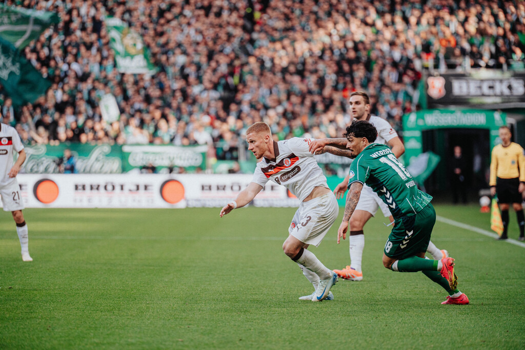 FCP04728 | Der offizielle Shop für FC St. Pauli Fotos. Wähle aus Spielszenen & Fanmomenten dein FCSP Wunschformat. Wir liefern Millerntor-Atmosphäre.