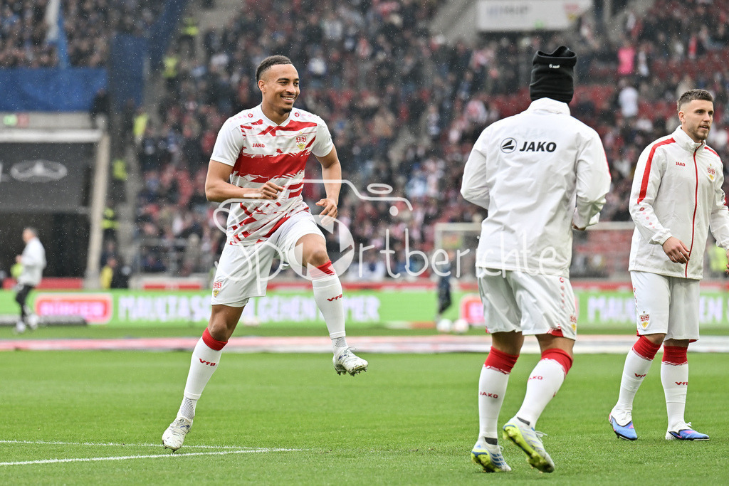 VfB Stuttgart - Hamburger SV | STUTTGART, GERMANY - 12. APRIL: Jamie LEWELING (VfB Stuttgart 18) have fun at the warmup before the Bundesliga Match between VfB Stuttgart vs. Hamburger SV on Matchday 29 at MHP Arena / DFL REGULATIONS PROHIBIT ANY USE OF PHOTOGRAPHS AS IMAGE SEQUENCES AND/OR QUASI-VIDEO