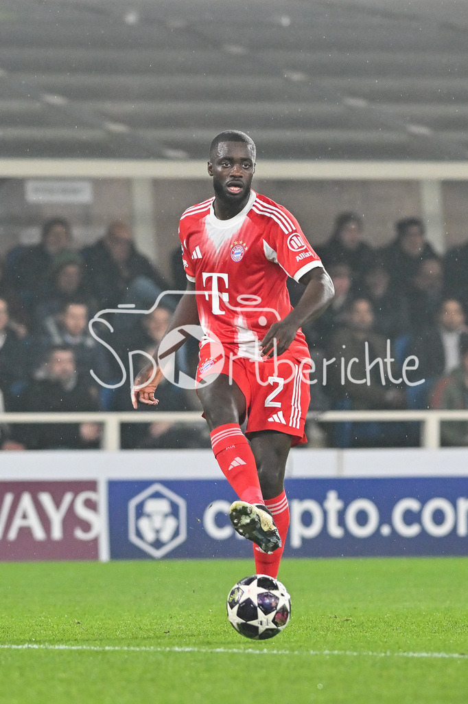 Atalanta Bergamo - FC Bayern München | BERGAMO, ITALY - 10. MARCH: with Ball Dayot UPAMECANO (FC Bayern Munich 2) during the UEFA Champions League match between Atalanta Bergamo vs. FC Bayern Munich on first leg of round of 16 at New Balance Arena