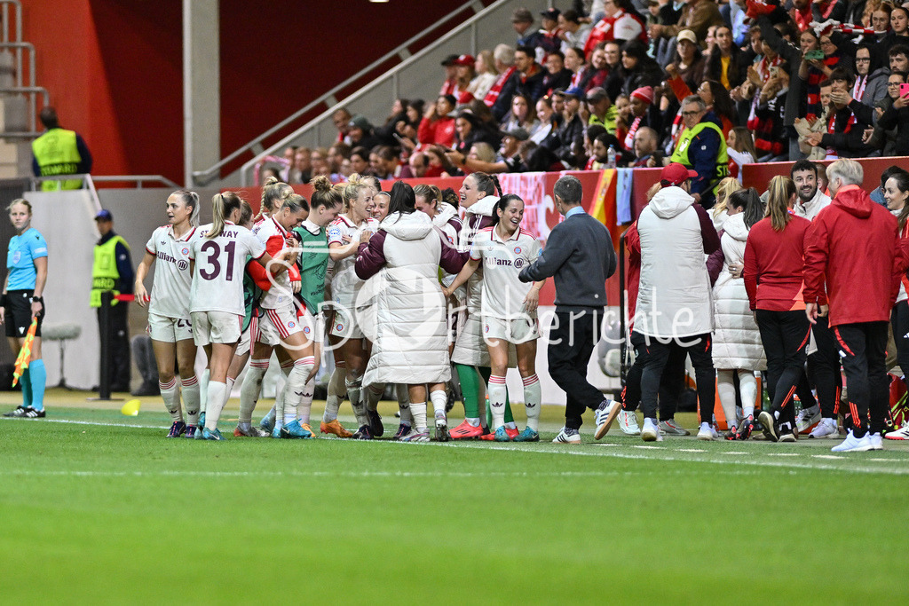 FC Bayern München Frauen - Arsenal London Frauen | Jubel der FCB Frauen nach dem Treffer zum 3-2 druch Pernille HARDER (FCB #21) / Freude / Happy / Tor / Torschuetzin / UEFA Womens Champions League: FC Bayern München Frauen - Arsenal London Frauen, FC Bayern Campus am 09.10.2024