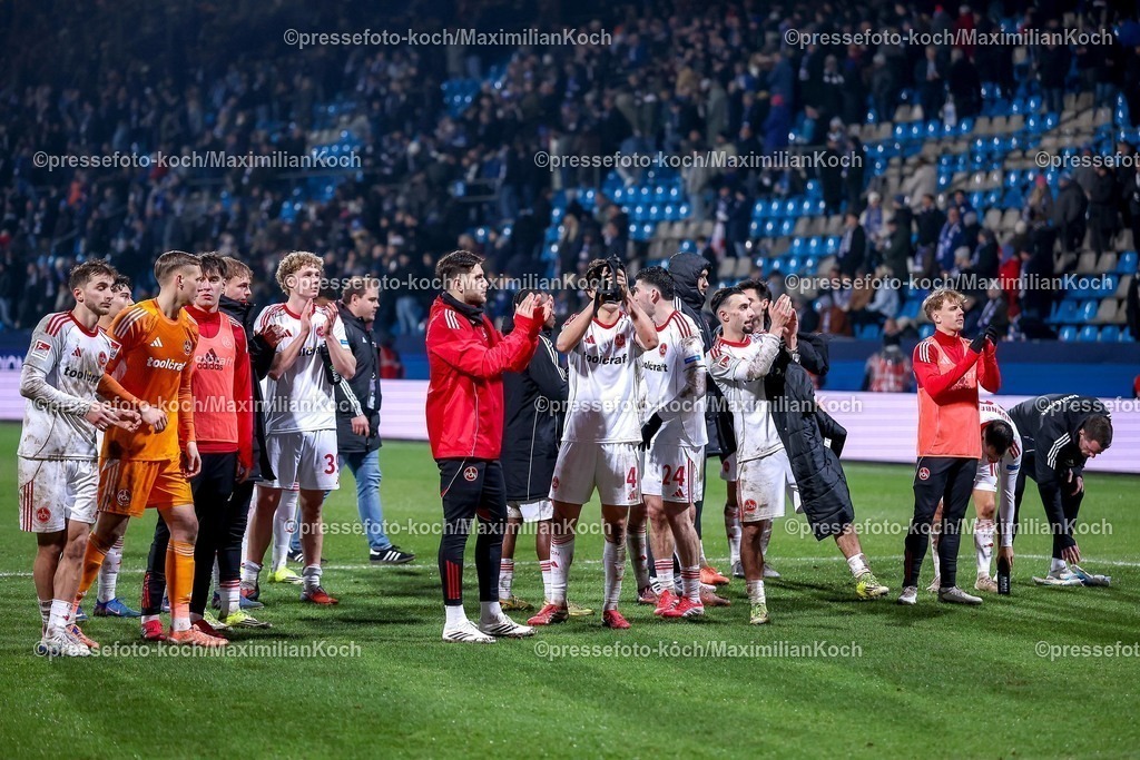 BOC20022601101 | 20.02.2026, Fußball, VfL Bochum - 1. FC Nürnberg, 2. Fußball Bundesliga, 23. Spieltag, Vonovia Ruhrstadion, Saison 2025 2026: Gemischte Gefühle bei den Spielern nach dem 1:1 Unentschieden. Abschlussjubel Nürnberg  DFB regulations prohibit any use of photographs as image sequences and or quasi-video.