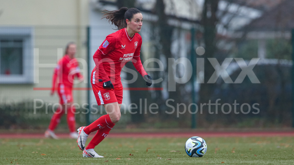 Fussball, Testspiel Frauen, SV Werder Bremen - FC Twente Enschede | v.li.: Caitlin Dijkstra (FC Twente Vrouwen, 4) am Ball, Einzelbild, Ganzkörper, Aktion, Action, Spielszene