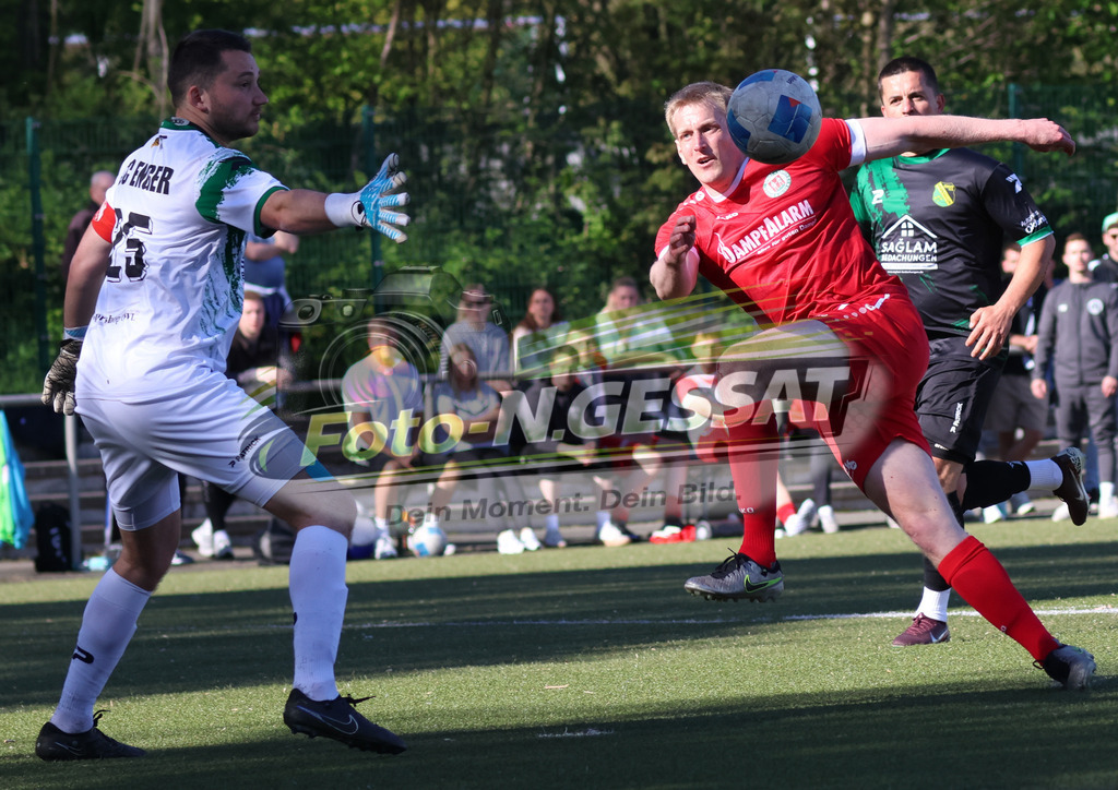 Bünder SV - SC Enger | Auf dem Bild zu sehen: rot Bünder SV: Volkmar Vöge ; weiß SC Enger: Simon Lindsay Bünder SV, SC Enger, Saison 25/26, Kreisliga A, Bünde, Deutschland - Realisiert mit Pictrs.com