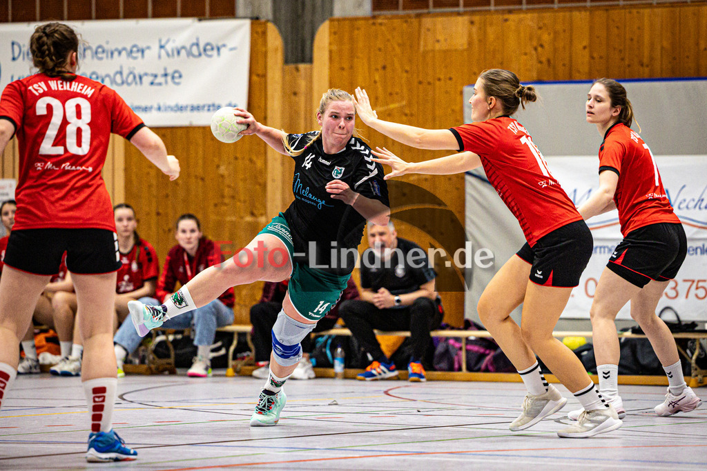 TSV Weilheim gegen TSV Murnau | Handball Bezirksoberliga Frauen Alpenvorland 2024/25, TSV Weilheim gegen TSV Murnau, 20250330,Angriff Antonia HIBLER (TSV Murnau 14),2025-03-30 in Weilheim (Weilheim, Am Hardt), Antonia HIBLER (TSV Murnau 14), Aileen HÄUBER (TSV Weilheim 18)Copyright: WolfgangxLindner www.foto-lindner.de